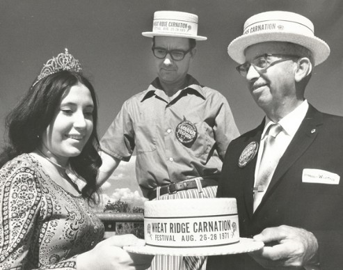1971 Wheat Ridge Carnation Festival queen and officials posing with an event hat box.