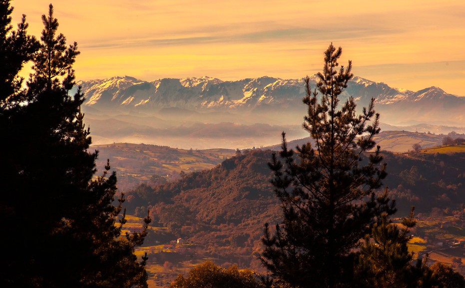 Sunset landscape over Montana mountain wilderness photo by Helen Gonzalez Rosado.